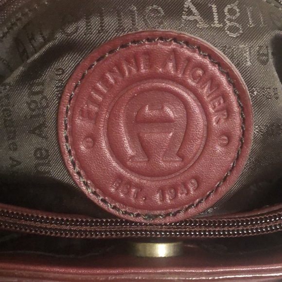 ETIENNE AIGNER VINTAGE leather burgundy colored shoulder bag. Gold hardware. - Picture 11 of 14